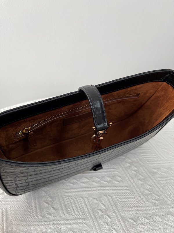 생로랑 유광 크로커다일 엠보싱 가죽 소재의 LE 5 A 7 호보백 [매장가 355만원대]