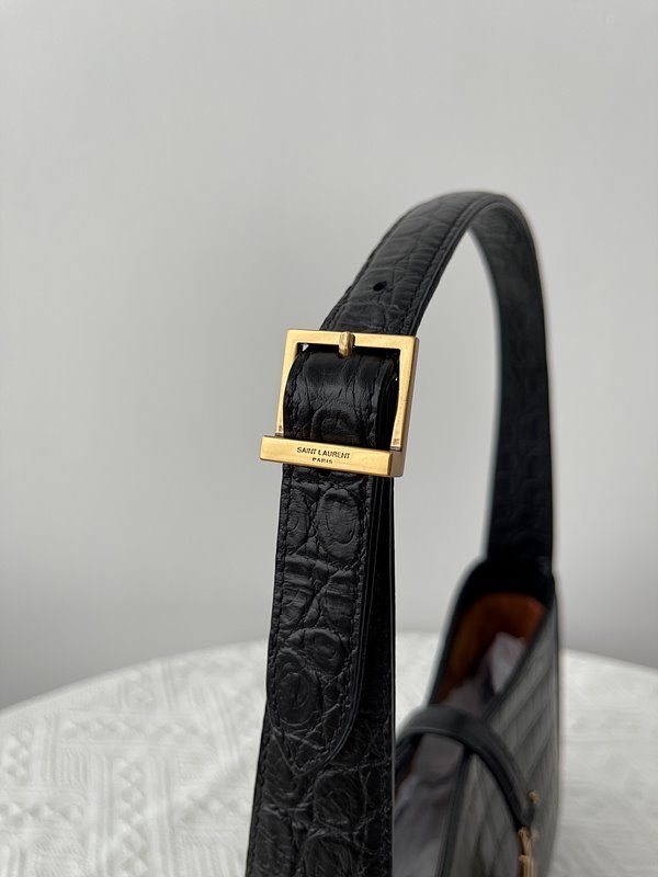 생로랑 유광 크로커다일 엠보싱 가죽 소재의 LE 5 A 7 호보백 [매장가 355만원대]