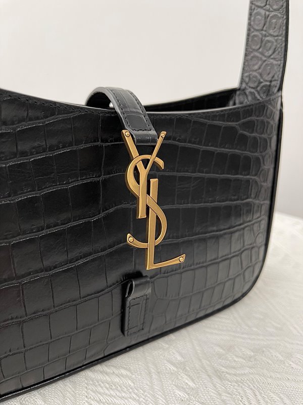 생로랑 유광 크로커다일 엠보싱 가죽 소재의 LE 5 A 7 호보백 [매장가 355만원대]