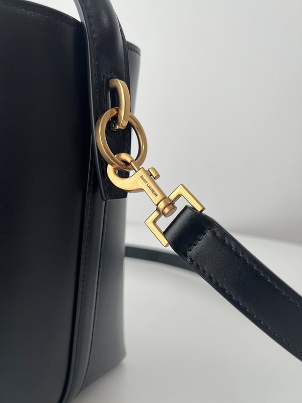 생로랑 유광 가죽 소재의 LE37 스몰백 [매장가 340만원대]