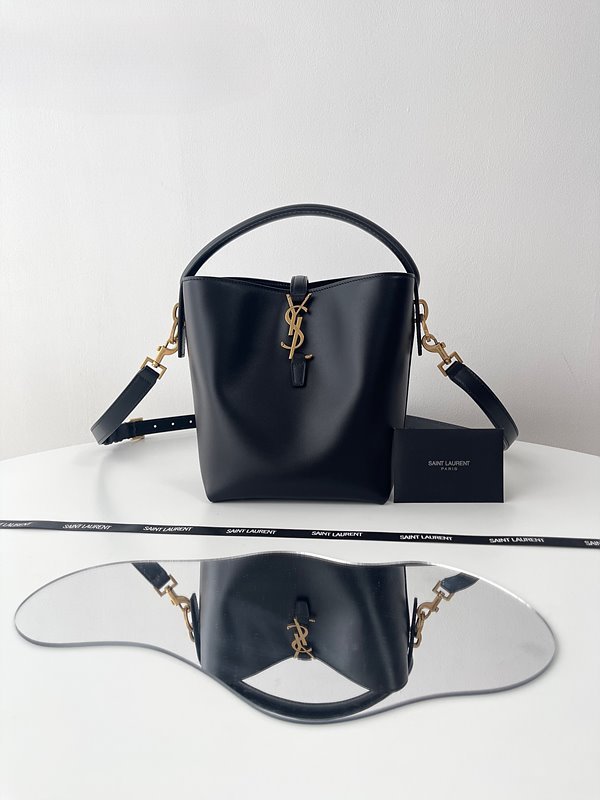 생로랑 유광 가죽 소재의 LE37 스몰백 [매장가 340만원대]