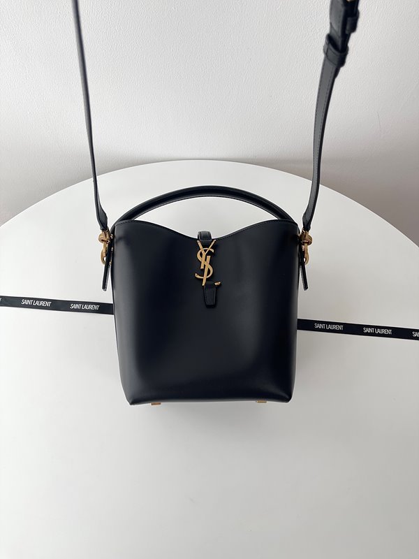 생로랑 유광 가죽 소재의 LE37 스몰백 [매장가 340만원대]