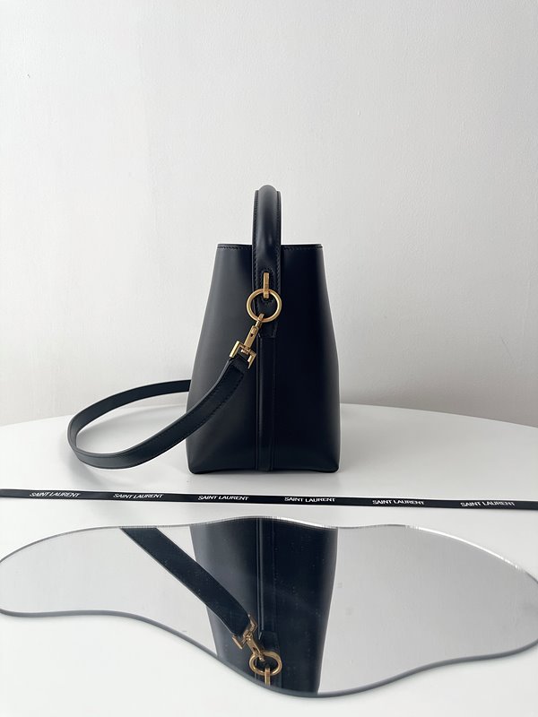 생로랑 유광 가죽 소재의 LE37 스몰백 [매장가 340만원대]