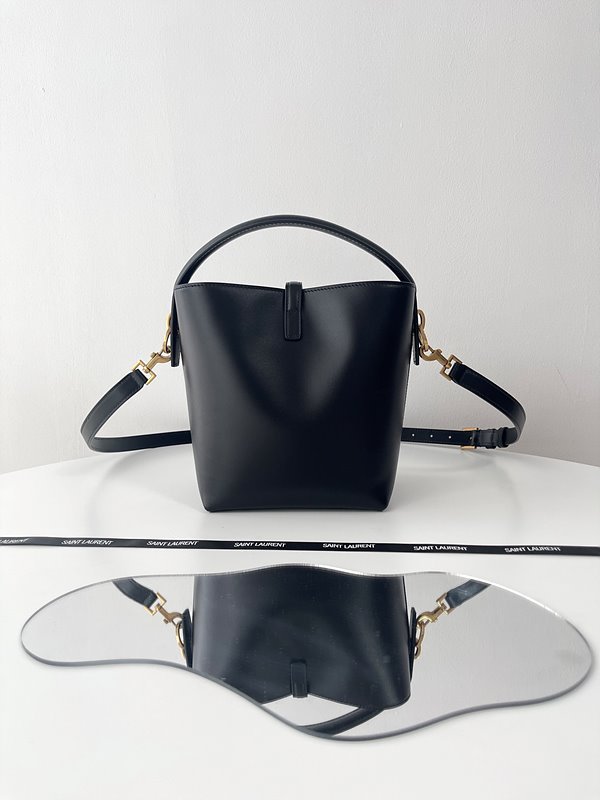 생로랑 유광 가죽 소재의 LE37 스몰백 [매장가 340만원대]