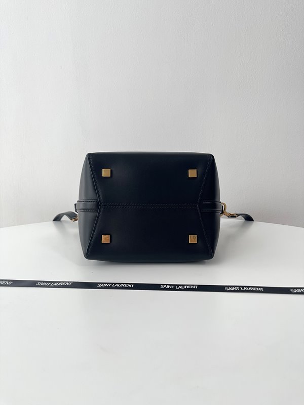 생로랑 유광 가죽 소재의 LE37 스몰백 [매장가 340만원대]