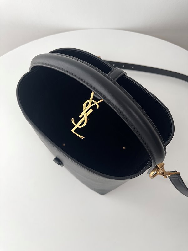 생로랑 유광 가죽 소재의 LE37 스몰백 [매장가 340만원대]