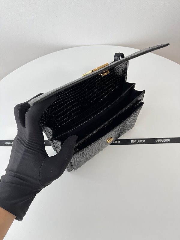 생로랑 엠보싱 크로커다일 가죽 소재 SUNSET 미디엄 [매장가 405만원대]