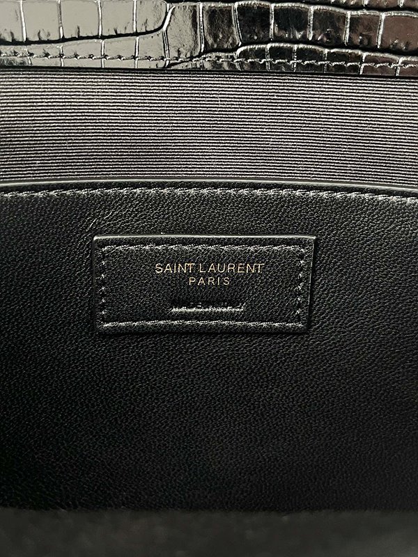 생로랑 샤이니 크로커다일 엠보스드 가죽 소재의 MANHATTAN [매장가 405만원대]