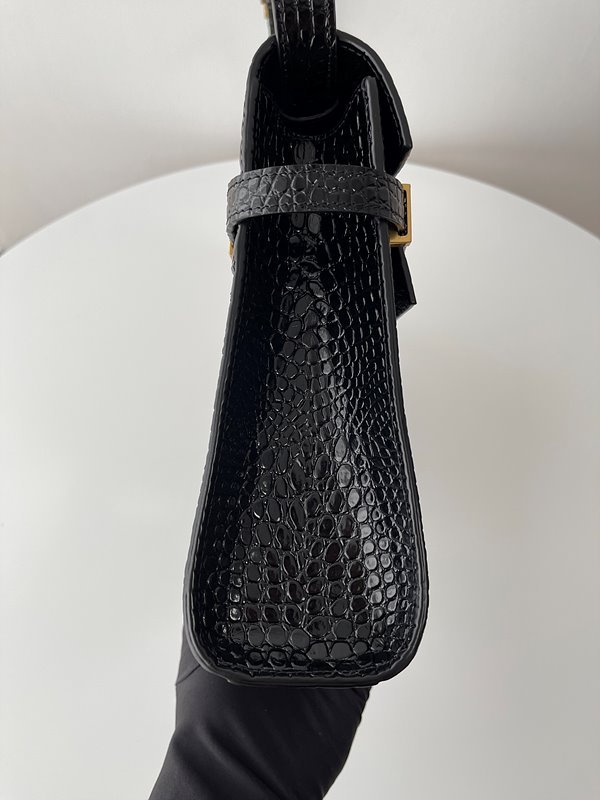 생로랑 샤이니 크로커다일 엠보스드 가죽 소재의 MANHATTAN [매장가 405만원대]