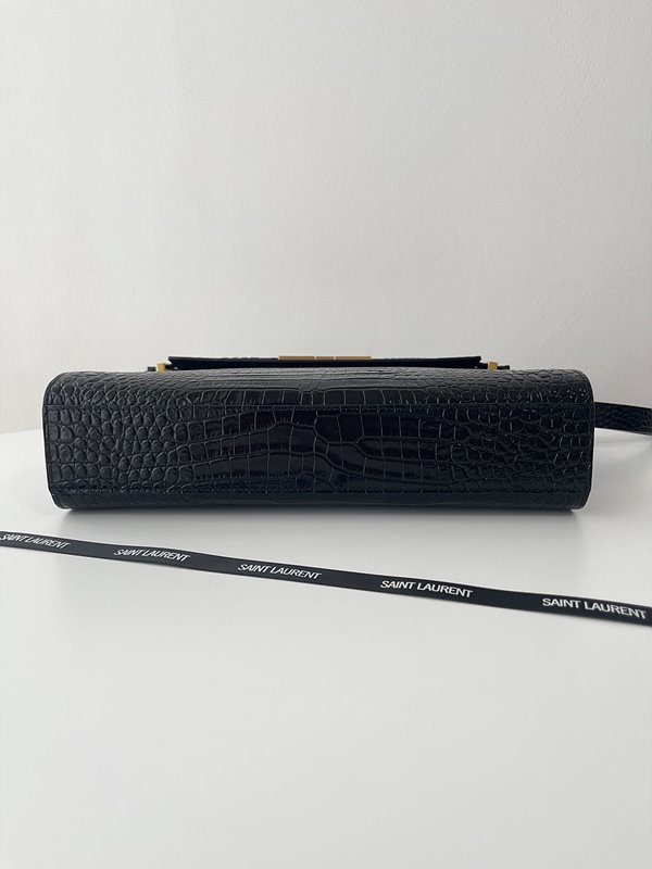 생로랑 샤이니 크로커다일 엠보스드 가죽 소재의 MANHATTAN [매장가 405만원대]