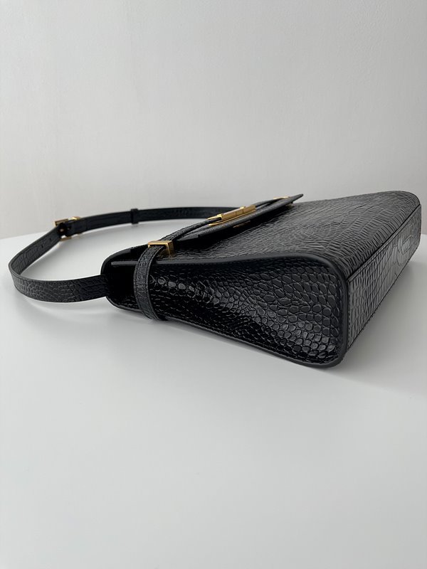 생로랑 샤이니 크로커다일 엠보스드 가죽 소재의 MANHATTAN [매장가 405만원대]