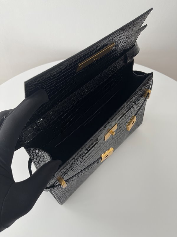 생로랑 샤이니 크로커다일 엠보스드 가죽 소재의 MANHATTAN [매장가 405만원대]