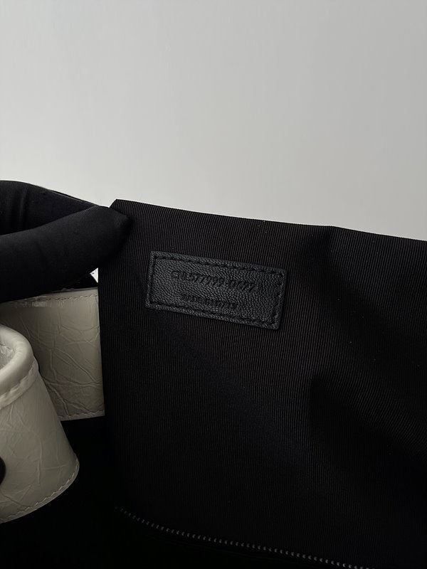 생로랑 빈티지 가죽 소재 NIKI 쇼핑백 [매장가 309만원대]