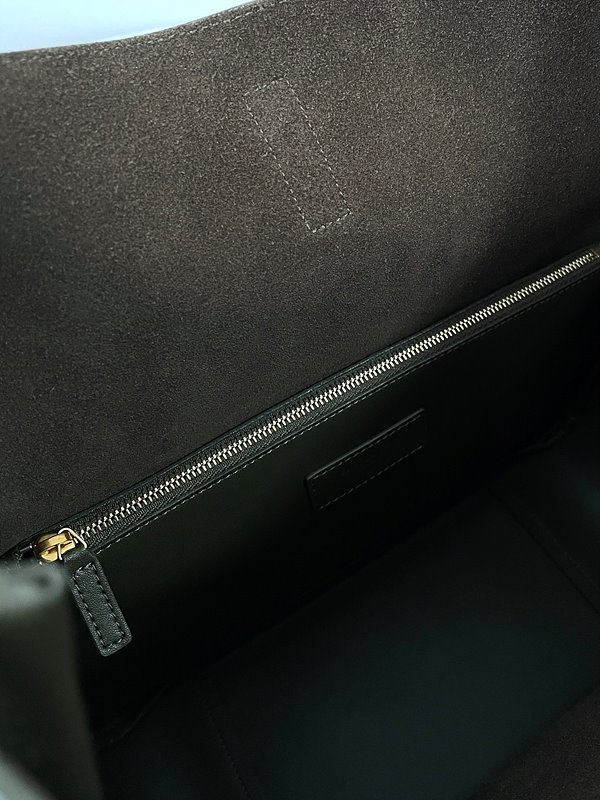 생로랑 부드러운 가죽 소재의 LE 5 A 7 소프트 라지백 [매장가 415만원대]