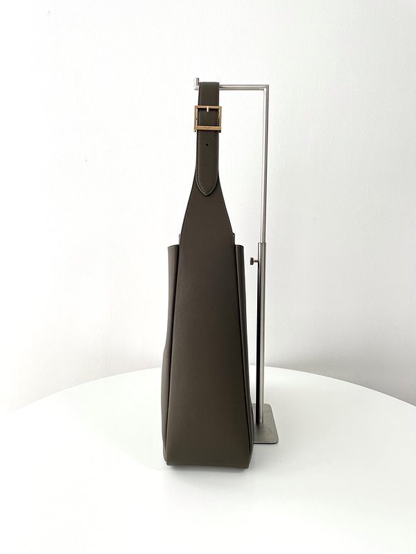 생로랑 부드러운 가죽 소재의 LE 5 A 7 소프트 라지백 [매장가 415만원대]