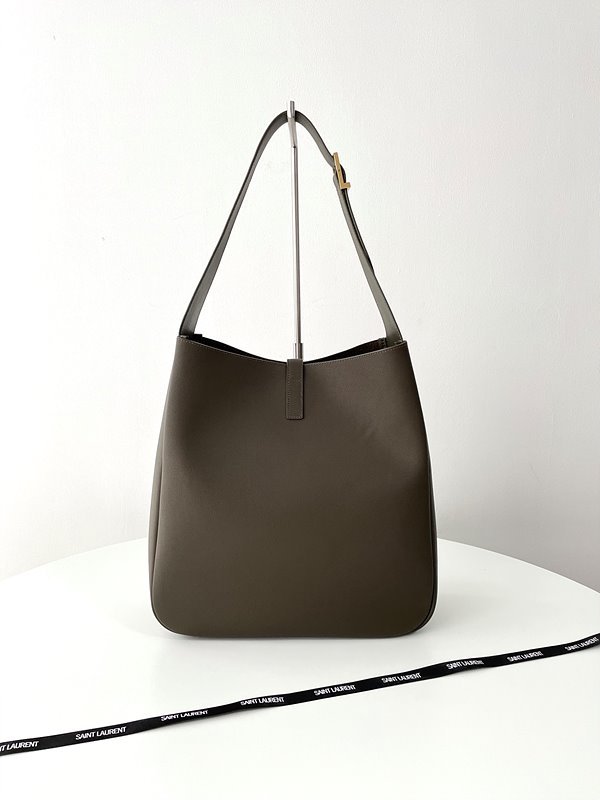 생로랑 부드러운 가죽 소재의 LE 5 A 7 소프트 라지백 [매장가 415만원대]