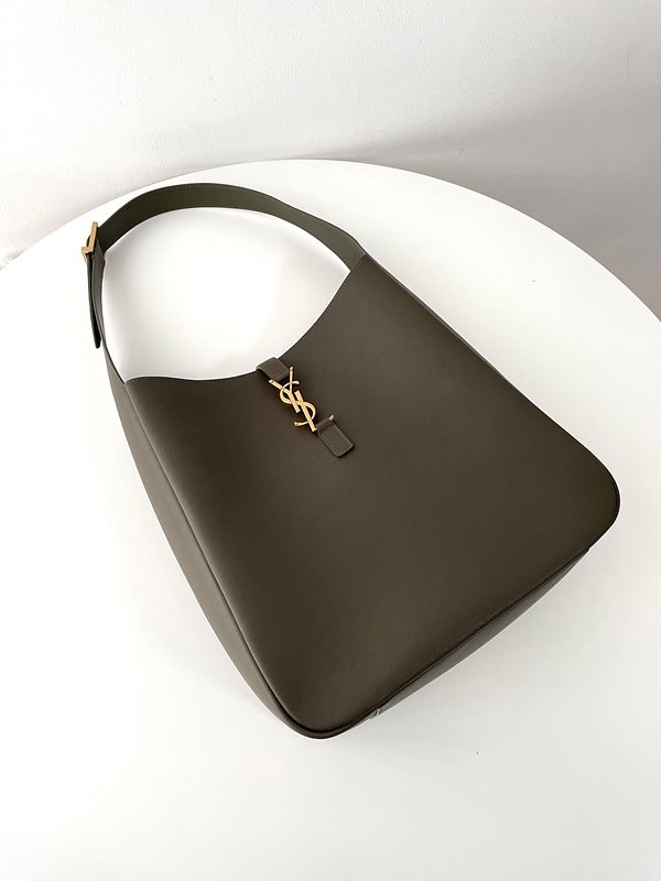 생로랑 부드러운 가죽 소재의 LE 5 A 7 소프트 라지백 [매장가 415만원대]