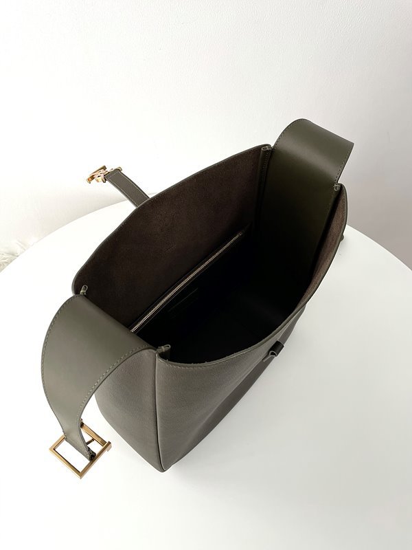 생로랑 부드러운 가죽 소재의 LE 5 A 7 소프트 라지백 [매장가 415만원대]