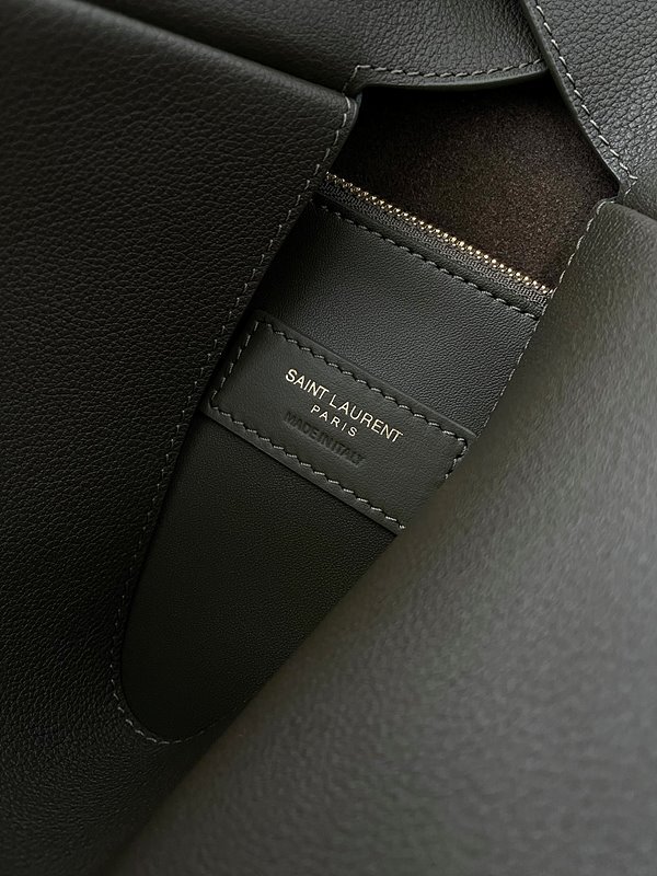 생로랑 부드러운 가죽 소재의 LE 5 A 7 소프트 라지백 [매장가 415만원대]