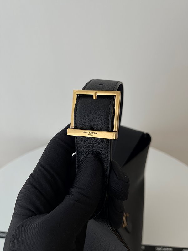 생로랑 부드러운 가죽 소재의 LE 5 A 7 소프트 라지백 [매장가 415만원대]