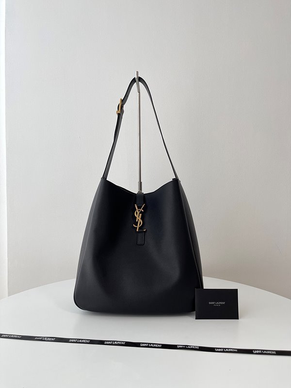 생로랑 부드러운 가죽 소재의 LE 5 A 7 소프트 라지백 [매장가 415만원대]