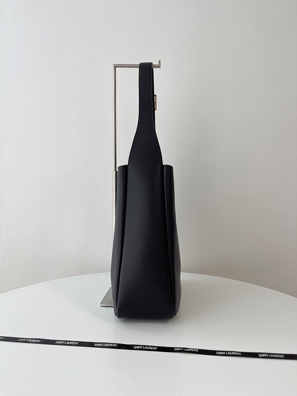 생로랑 부드러운 가죽 소재의 LE 5 A 7 소프트 라지백 [매장가 415만원대]