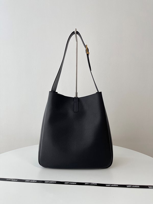 생로랑 부드러운 가죽 소재의 LE 5 A 7 소프트 라지백 [매장가 415만원대]