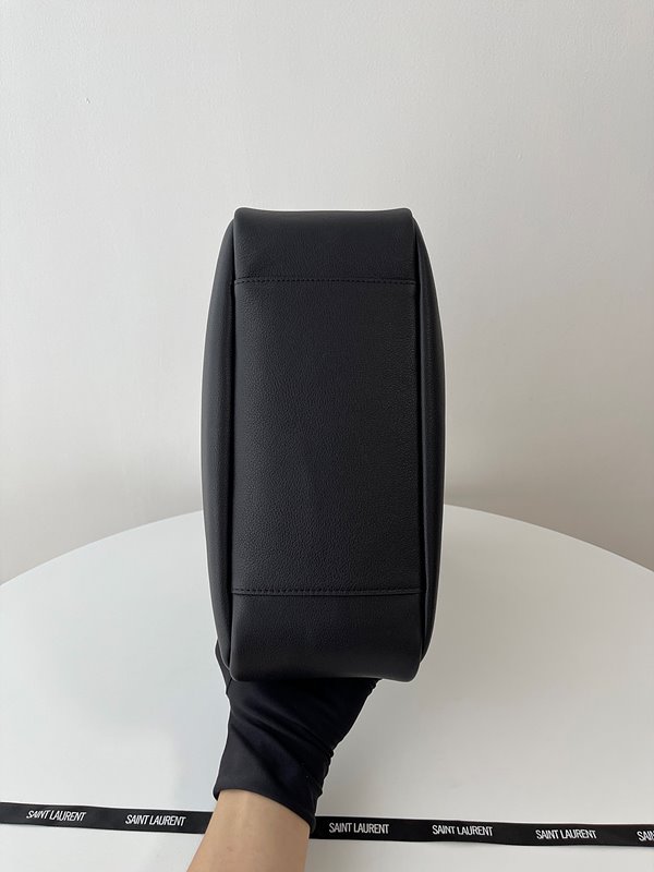 생로랑 부드러운 가죽 소재의 LE 5 A 7 소프트 라지백 [매장가 415만원대]