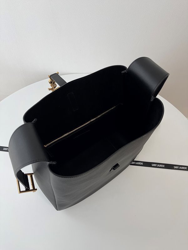 생로랑 부드러운 가죽 소재의 LE 5 A 7 소프트 라지백 [매장가 415만원대]