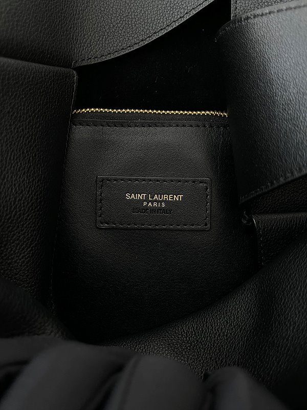 생로랑 부드러운 가죽 소재의 LE 5 A 7 소프트 라지백 [매장가 415만원대]