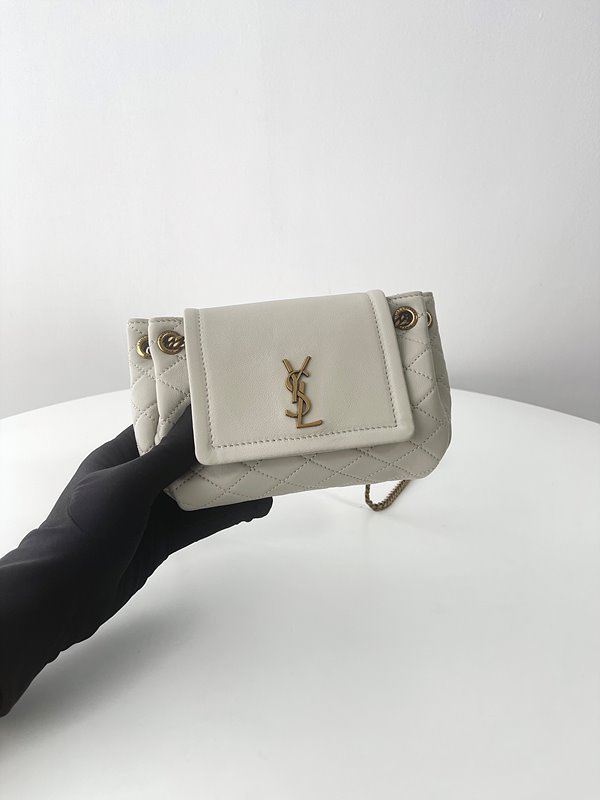 생로랑 램스킨 소재의 모노그램 NOLITA 미니백 [매장가 195만원대]