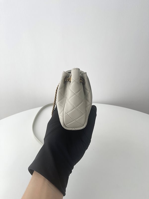 생로랑 램스킨 소재의 모노그램 NOLITA 미니백 [매장가 195만원대]