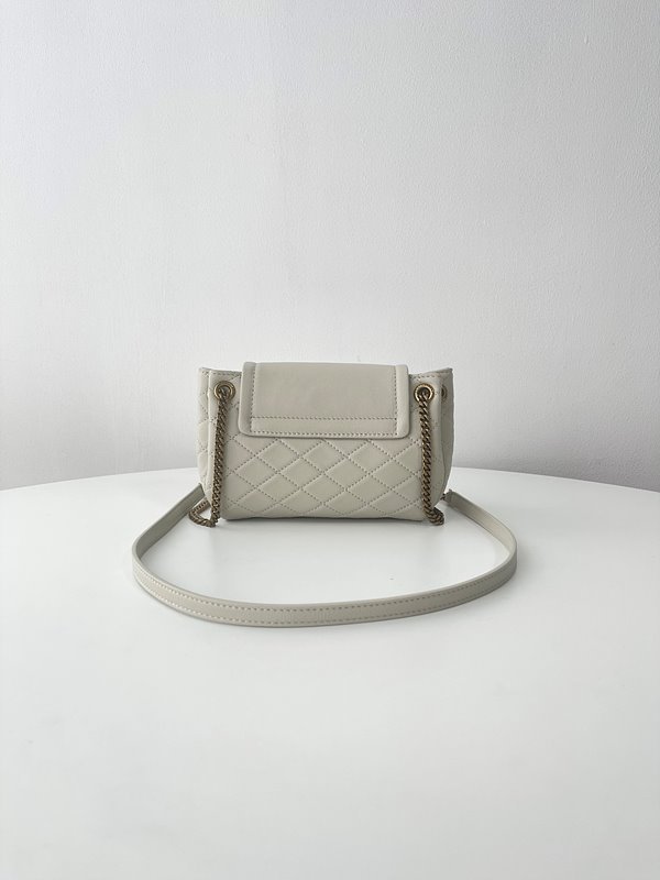 생로랑 램스킨 소재의 모노그램 NOLITA 미니백 [매장가 195만원대]