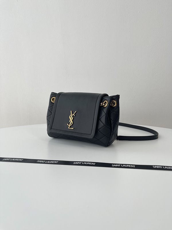 생로랑 램스킨 소재의 모노그램 NOLITA 미니백 [매장가 195만원대]