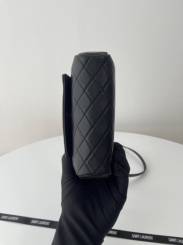 생로랑 램스킨 소재의 모노그램 NOLITA 미니백 [매장가 195만원대]