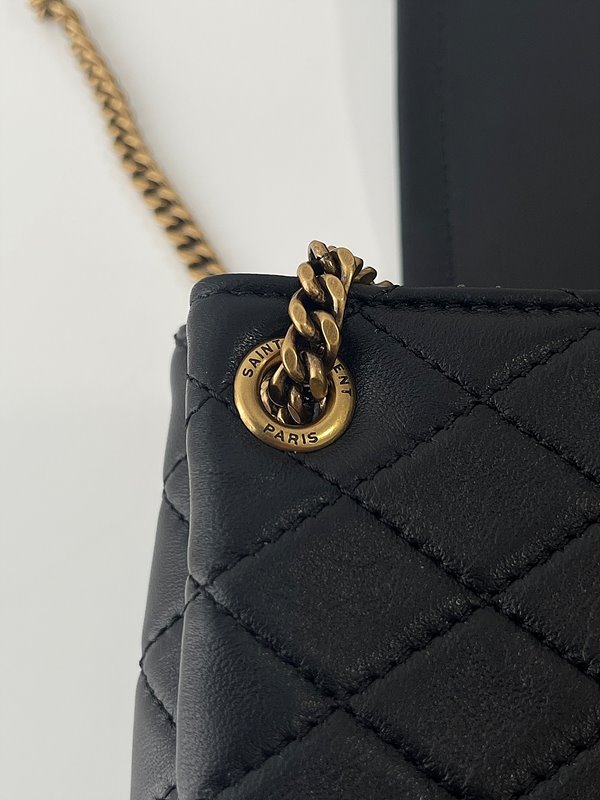 생로랑 램스킨 소재의 모노그램 NOLITA 미니백 [매장가 195만원대]