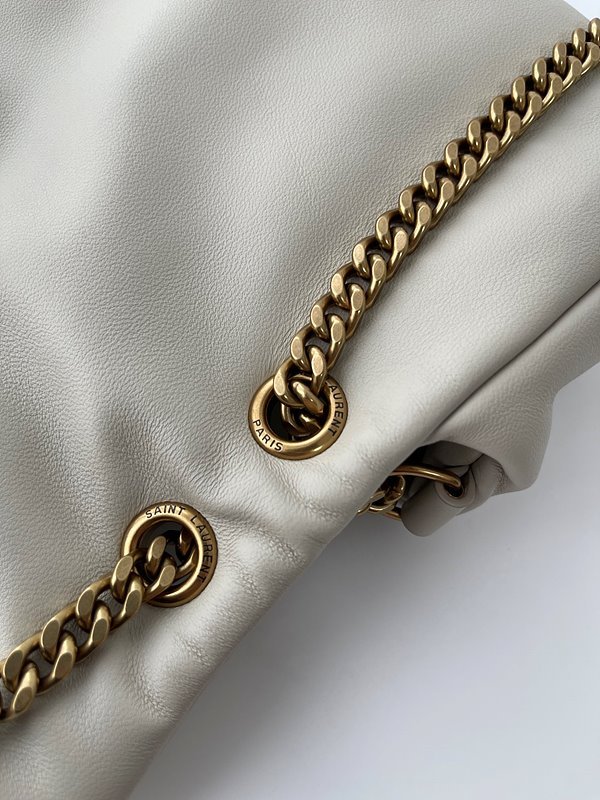 생로랑 램스킨 소재의 CALYPSO [매장가 389만원대]