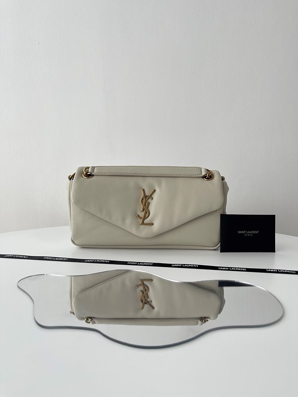 생로랑 램스킨 소재의 CALYPSO [매장가 389만원대]