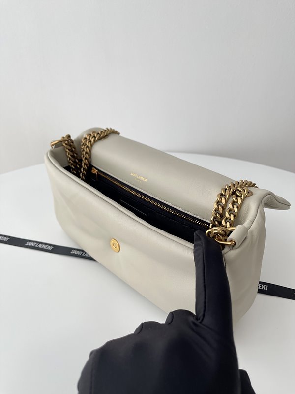 생로랑 램스킨 소재의 CALYPSO [매장가 389만원대]