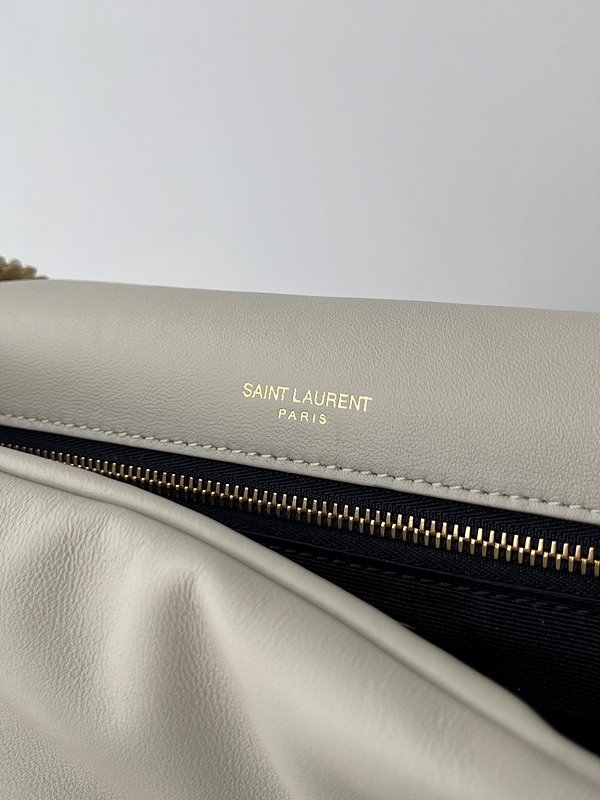 생로랑 램스킨 소재의 CALYPSO [매장가 389만원대]