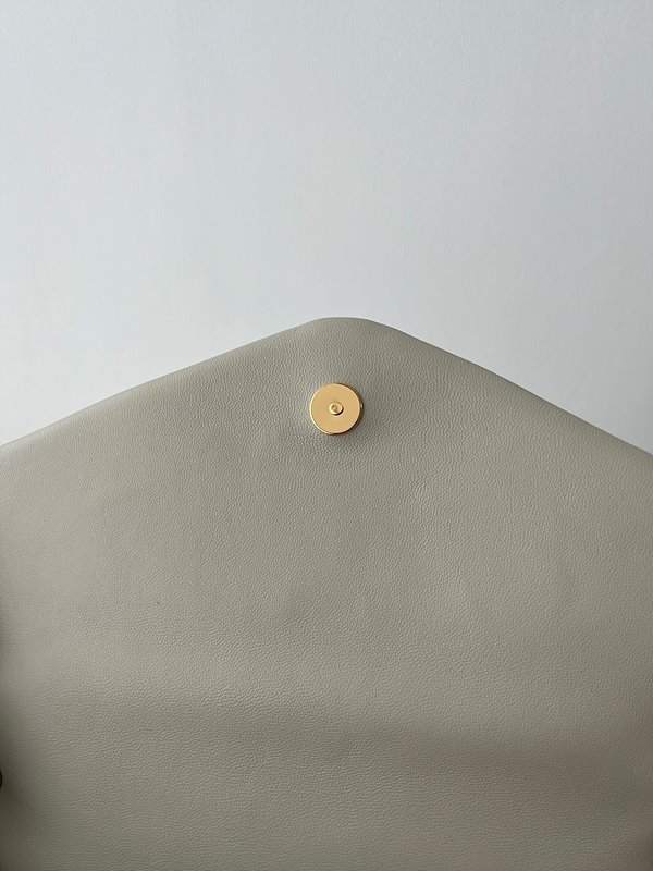 생로랑 램스킨 소재의 CALYPSO [매장가 389만원대]