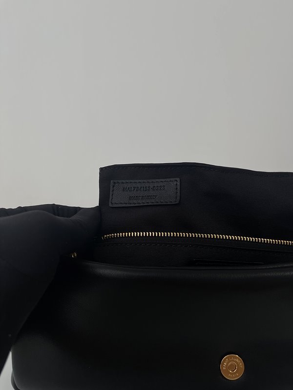 생로랑 램스킨 소재의 CALYPSO [매장가 389만원대]