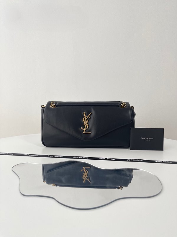 생로랑 램스킨 소재의 CALYPSO [매장가 389만원대]