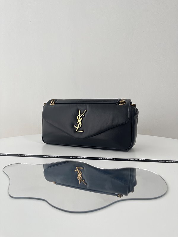 생로랑 램스킨 소재의 CALYPSO [매장가 389만원대]