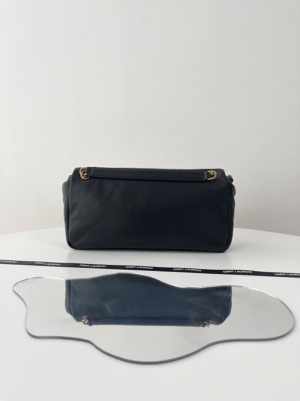 생로랑 램스킨 소재의 CALYPSO [매장가 389만원대]