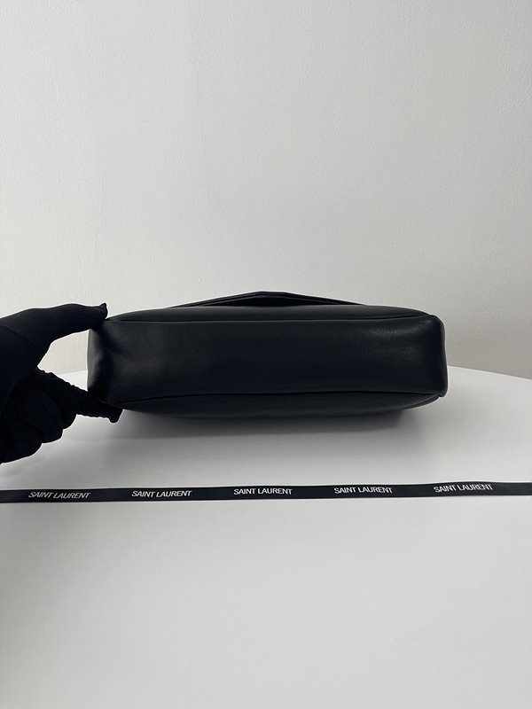 생로랑 램스킨 소재의 CALYPSO [매장가 389만원대]