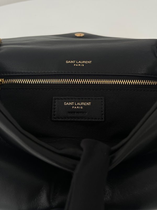 생로랑 램스킨 소재의 CALYPSO [매장가 389만원대]