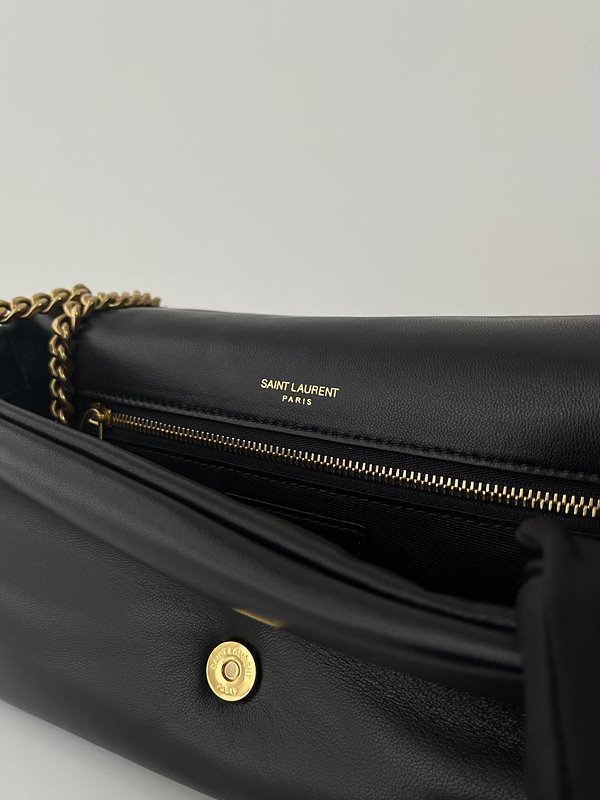 생로랑 램스킨 소재의 CALYPSO [매장가 389만원대]