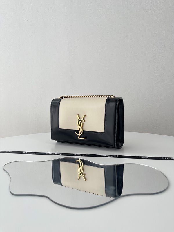 생로랑 나파 가죽 소재의 KATE 스몰 [매장가 386만원대]