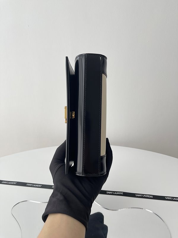 생로랑 나파 가죽 소재의 KATE 스몰 [매장가 386만원대]